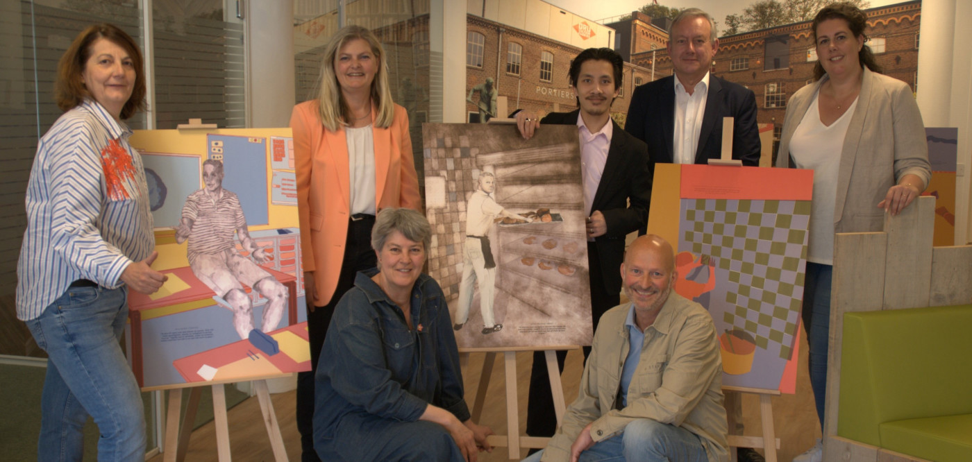 Zeven personen poseren bij kunstwerken geplaatst op drie ezels.