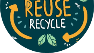 Cirkelontwerp met "REDUCE REUSE RECYCLE" en drie oranje pijlen, omringd door groene bladeren op een donkergroene achtergrond.