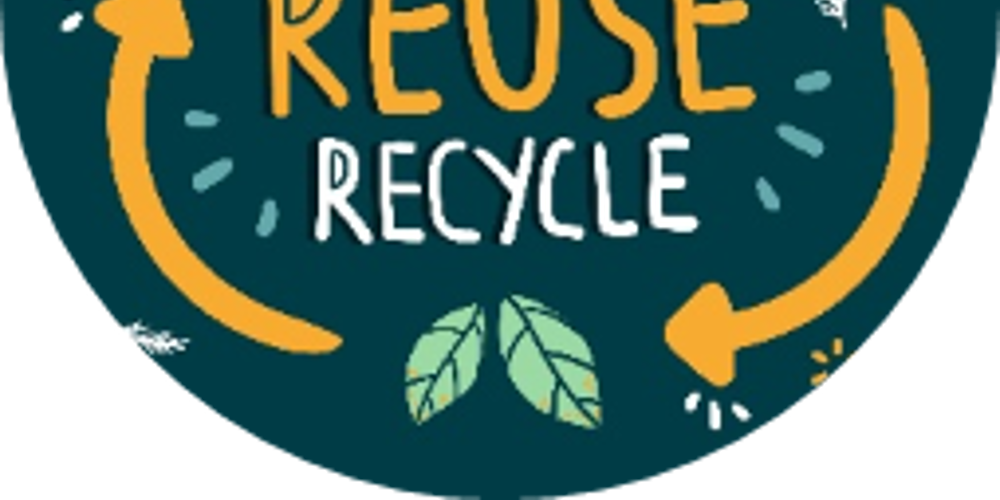 Cirkelontwerp met "REDUCE REUSE RECYCLE" en drie oranje pijlen, omringd door groene bladeren op een donkergroene achtergrond.