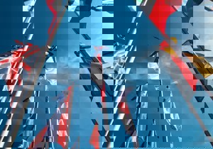 Fotograaf Sebastiano Piazzi (Unsplash) - Nationale vlaggen, waaronder VK, Frankrijk, Japan, Duitsland en Italië, wapperen tegen een blauwe lucht