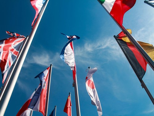 Fotograaf Sebastiano Piazzi (Unsplash) - Nationale vlaggen, waaronder VK, Frankrijk, Japan, Duitsland en Italië, wapperen tegen een blauwe lucht
