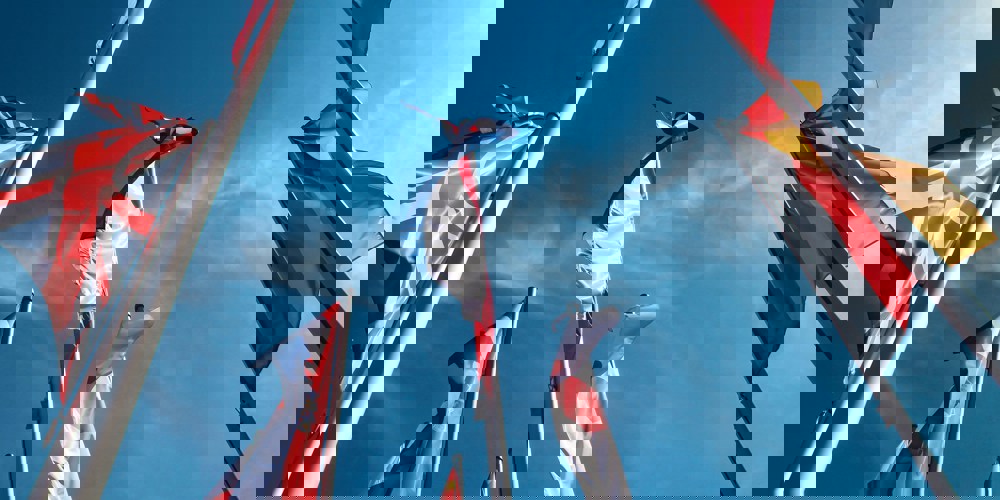 Fotograaf Sebastiano Piazzi (Unsplash) - Nationale vlaggen, waaronder VK, Frankrijk, Japan, Duitsland en Italië, wapperen tegen een blauwe lucht