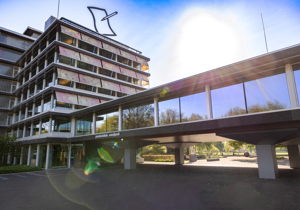 Buitenkant van het provinciehuis van de provincie Overijssel in Zwolle