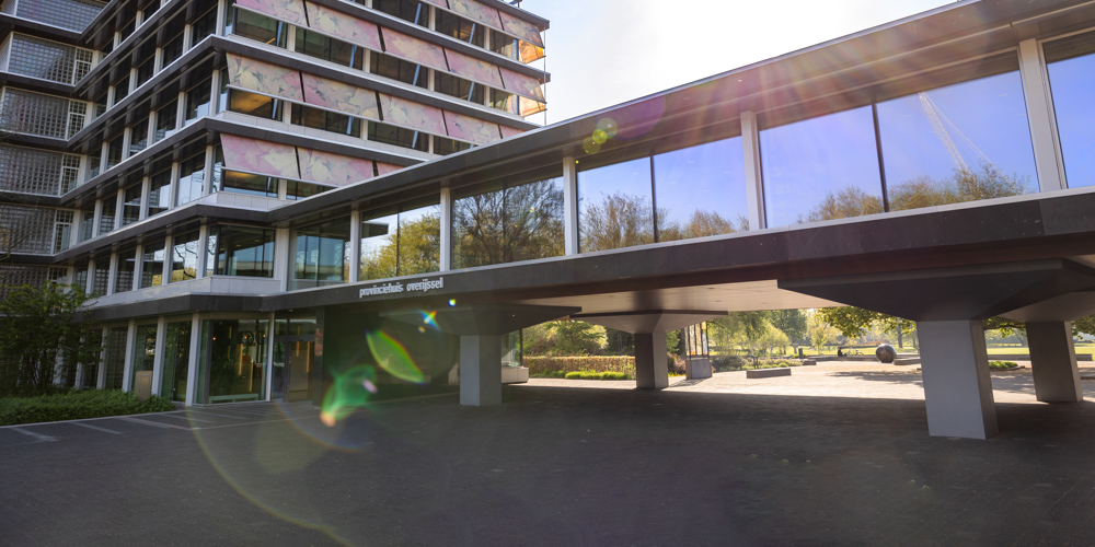 Buitenkant van het provinciehuis van de provincie Overijssel in Zwolle