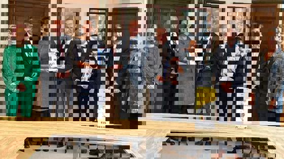 Groepsfoto van de overhandiging van het SER-adviesrapport 'Een Grensoverstijgende Arbeidsmarkt'