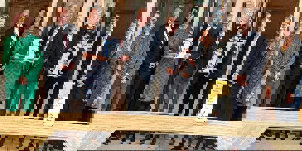 Groepsfoto van de overhandiging van het SER-adviesrapport 'Een Grensoverstijgende Arbeidsmarkt'